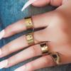 Anillo sencillo y liso con borlas brillantes y cadena ajustable, muy popular en Amazon.