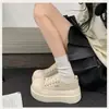 Tênis brancos femininos de sola grossa para aumentar a altura, novo modelo de verão 2026, sapatos de cano alto robustos versáteis para pessoas baixinhas