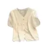 Camisa Feminina Curta Bordada com Renda, Decote V Vazado, Manga Curta, Estilo Delicado, Primavera 2026, Top Curto de Botão Único