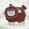 Lindo colgante de peluche de oveja pequeña de cuero sintético, llavero de cordero de dibujos animados, decoración de juguete, charm para mochila, venta al por mayor