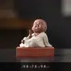 Figura de monje de arcilla púrpura estilo Zen chino, personaje de cerámica, monje pequeño lindo estilo budista, decoración de mesa de té