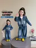 Conjunto jeans para meninas, nova coleção primavera/outono 2026, peça externa estilosa e moderna para crianças, look de outono, conjunto de duas peças da moda para bebês meninas