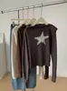 Camiseta de manga larga off-shoulder con estampado de estrella de cinco puntas tachonada para mujer, top de moda coreana de moda para otoño 2026