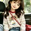 Camiseta de Manga Larga Rayada de Algodón Puro, Estilo Nuevo Primavera y Otoño para Niñas, Top Holgado Elegante con Estampado de Dibujos Animados para Niños Mayores