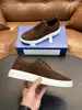 Zapatillas casuales de cuero genuino populares en todo el mundo, con parte superior de gamuza y cordones, modelo bajo multicolor para hombre.
