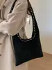 Bolso tote transfronterizo de gamuza tachonada vintage para mujer, bolso de axila estilo motero de nicho para otoño e invierno 2026, bolso de mano elegante