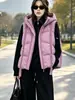 Colete de Penas com Capuz Feminino Curto 2026 Outono/Inverno Novo Design Sense Petite Estilo Coreano Jaqueta Colete Quente