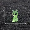 Nuevo producto transfronterizo: Figuritas de alienígenas que brillan en la oscuridad, lindas y adorables, accesorios decorativos para manualidades, decoraciones de paisajes en miniatura, pequeños adornos de escritorio