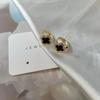 Trébol de cuatro hojas Fritillaria Hebilla de oreja Negra Simple Elegante Hebilla de oreja Diseño de nicho Arete Zircón de alta calidad para mujer