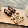 Sapatos de couro para meninas, novo estilo primavera 2026, sapatos macios com laço, sapatos de performance infantis da moda
