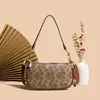 Bolso de Hombro Versátil Francés 2026 Bolso Retro para Mujer de Marca de Moda Estilo Hong Kong con Textura de Cuero Suave y Monograma