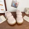 Tênis de Treino Alemães, Mocassins Casuais, Tênis Peludos, Novos Modelos Outono e Inverno 2026, Sapatos Femininos com Forro de Lã, Tênis Brancos, Sapatos Quentes de Algodão