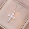 Colar Feminino Colorido Zircônia Joias Design de Nicho Pingente Cruz Completo em Diamante Colar Corrente de Clavícula em Aço Inoxidável