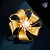 Broche de Flor de Cinta de Satén Cepillado de Lujo Ligero y Elegante con Circonita Incrustada de Cobre, Perlas de Agua Dulce y Baño de Oro Real, Exquisito Pin para Mujeres
