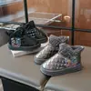 Botas de Algodão para Crianças 2026 Outono/Inverno Novo Estilo Moda Couro com Pelúcia Superfície Meninos e Meninas Botas de Neve Antiderrapante Solado Macio Botas Curtas