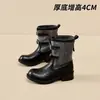 Botas de Cavaleiro de Couro e Tecido Patchwork Meio da Panturrilha Femininas Outono 2026 com Cinto de Fivela Dupla, Botas de Motociclista Vintage com Salto Grosso, Botas Martin Empilhadas