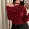 Camiseta de manga larga con hombros descubiertos, diseño vintage nuevo y chic coreano, disponible en stock para mujer, top de verano ajustado 16491