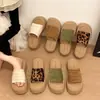 Arena de Playa Sensación de Pie en la Arena No Cansado Estilo Coreano Nuevo Estilo Slip-on de Una Tira Chanclas Sandalias Sueltas de Suela Gruesa para Mujer Verano Uso al Aire Libre