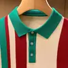 Suéter de punto de lujo británico para hombre, cuello de solapa ajustado, polo de punto de manga corta con rayas verticales elegantes de colores, a juego