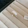 Serenidad de Té Blanco, Anillo Abierto Irregular de Perla Tejido Plegado, Anillo de Dedo Índice de Lujo Ligero de Gama Alta, Accesorio de Mano de Moda