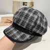 Gorra Plaid Patchwork Retro Japonesa de Periodista para Mujer Nuevo Estilo 2025 Circunferencia de Cabeza Grande Hace que la Cara Parezca Más Pequeña Versátil Gorra de Pato