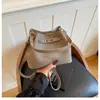 Bolsa de Mão Elegante e Moderna para Escritório com Fecho de Padrão Lichia Retrô, Bolsa de Ombro Fashion, Bolsa Transversal Estilosa e Versátil em Formato de Balde
