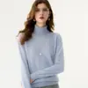Suéter feminino de cashmere macio e amigo da pele para o outono e inverno de 2026, com gola alta, design versátil, malha de lã