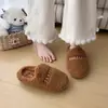 Chinelos fofos estilo coreano com padrão de letras simples para mulheres, adequados para outono e inverno, chinelos de pelúcia planos fáceis de calçar para uso interno