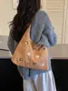 Bolsa de Lona Bordada Cartoon Casual Feminina 2026 Nova Bolsa Tote de Grande Capacidade Versátil para o Dia a Dia Bolsa de Ombro Único