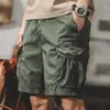 Bermuda de trabalho stretch estilo americano para homens, calça funcional de comprimento médio estilo montanha retrô moderna, com bolsos grandes, de algodão, na cor verde militar.