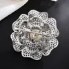 Moda Coreana Broche de Circonita Rosa Flor de Perla Elegante Corsage para Mujer Pin Versátil para Abrigo Traje