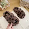 Chinelos fofos com estampa de leopardo para meninas, novo estilo 2026, design de alta qualidade, quentes para outono e inverno, chinelos de pelúcia com sola grossa para bebês e crianças pequenas