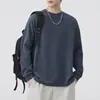 Camiseta de manga longa estilo retro americano, com tecido pesado escovado de carbono para homens, novo estilo de outono, corte solto, camiseta base amigável à pele, top moletom
