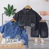 Conjunto de Verão Masculino 2026 Patchwork Jeans Manga Curta Duas Peças Estiloso Moda Verão Bebê Roupas Infantis Atacado