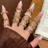 Anillo retro floral en tono café dorado, una pieza lujosa y única con un aire de alta gama, diseñado para apilar, con un borde de encaje, y perfecto para el dedo índice, ofreciendo un estilo moderno e individual