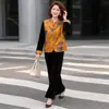 Novo conjunto de roupa estilo chinês para mães com colete de veludo dourado, novo modelo 2026 para mulheres de meia-idade e idosas, elegante conjunto de três peças estilo nacional para primavera e outono