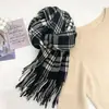 Bufanda Serie Cuadros Atmósfera Invernal para Mujer en Otoño e Invierno Imitación Cachemir Estudiante Coreano Pareja Bufanda Cálida con Borlas