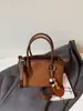 Bolsa de camurça retrô para mulheres, novo estilo 2026, adequada para o trabalho, pequena bolsa tote, bolsa tipo balde crossbody para o trajeto