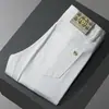 2026 Nuevos Jeans Casuales Ajustados Elásticos Blancos Estilo Europeo de Gama Alta de Hong Kong para Hombre a Prueba de Tres