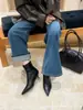 Botas de bico fino estilo francês com zíper traseiro, caimento justo, nova coleção outono 2026 feminina, deslumbrantes botas curtas da moda para adultos