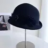 Boina de Flor de Pedrería Estilo Hepburn para Socialité Sombrero de Paja con Protección Solar de Verano Elegante Sombrero de Painter con Pluma Sombrero para el Sol