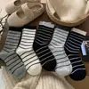 Calcetines Zhuji Otoño/Invierno Nuevos Calcetines Rayados para Mujer, Calcetines de Media Pantorrilla, Calcetines Cálidos Apilables, Engrosados Estilo Coreano, Modernos y Versátiles
