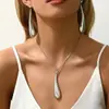 Conjunto de Colares Femininos Estilo Europeu e Americano Novo Transfronteiriço Brincos de Design de Gota de Água de Luxo Discreto Corrente Versátil para Clavícula para Mulheres