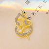 Broche de Metal Novo Estilo Transfronteiriço Europeu e Americano Personalizado em Forma de Cobra Verde Acessórios Yiwu Pin Requintado Corsage Anti-Exposição para Mulheres