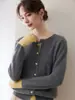 26 nova coleção outono e inverno: cardigã de malha de cashmere com blocos de cor e mangas compridas para mulheres, caimento solto, elegante casaco de tricô de lã