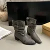 Sapatos no atacado novas botas curtas de salto grosso plissadas franzidas estilo maduro botas estilo Martin femininas outono e inverno 2026 bico fino fivela