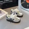 Nuevos Zapatos de Entrenamiento Alemanes para Niñas Otoño 2026, Tenis Retro con Accesorios de Perlas, Zapatos Casuales, Zapatos Azules de Año Nuevo, Zapatos con Borlas