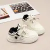 Zapatos Blancos de Velcro para Niñas 2026 Primavera y Otoño Nuevos de Moda Versátiles Casuales para Niños, Tenis para Niños Medianos y Grandes Tendencia