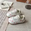 Tênis infantis antiderrapantes de sola macia, novo modelo de outono para meninas, sapatos casuais florais fofos com velcro, sapatos leves para meninas