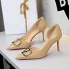 9266-K117 Zapatos de Tacón Alto Estilo Coreano para Banquetes Hebilla Metálica en V Punta Aguda Boca Baja Tacón de Aguja Corte Lateral Slip-On para Mujer